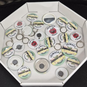 Bedževi, magneti, privjesci